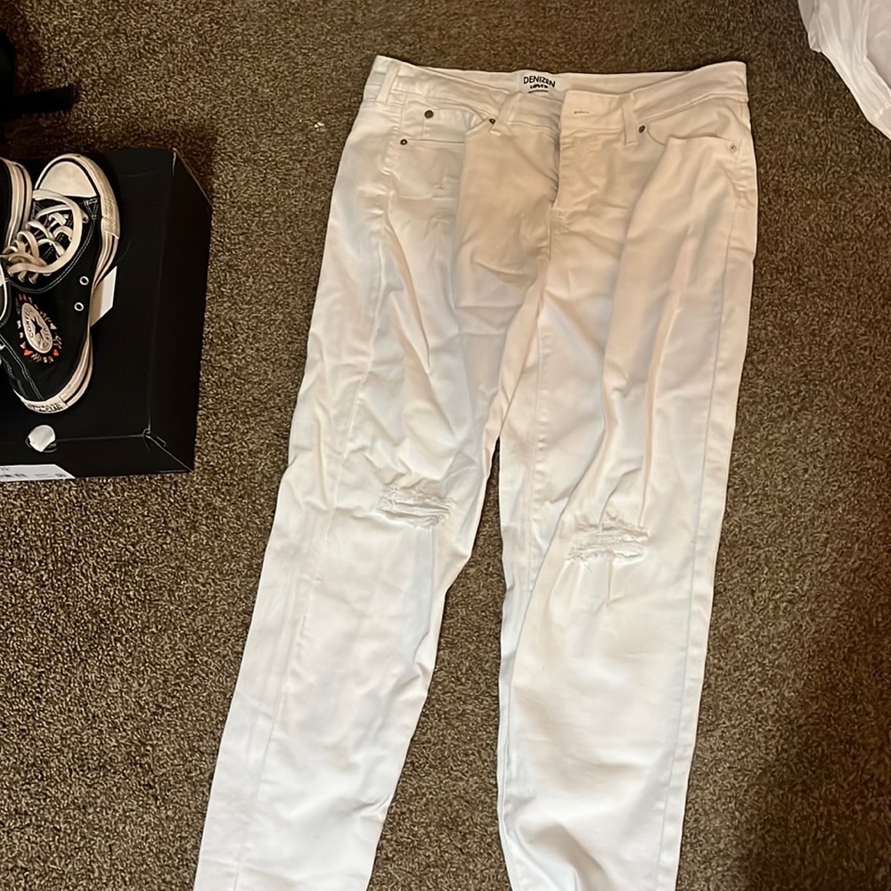 White denim Levi boyfriend jeans
